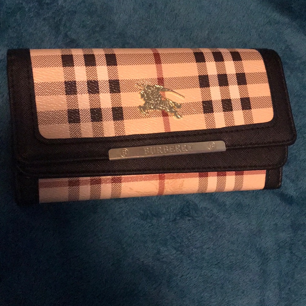 Woman’s Authentic Burberry wallet. Or best offer‼️